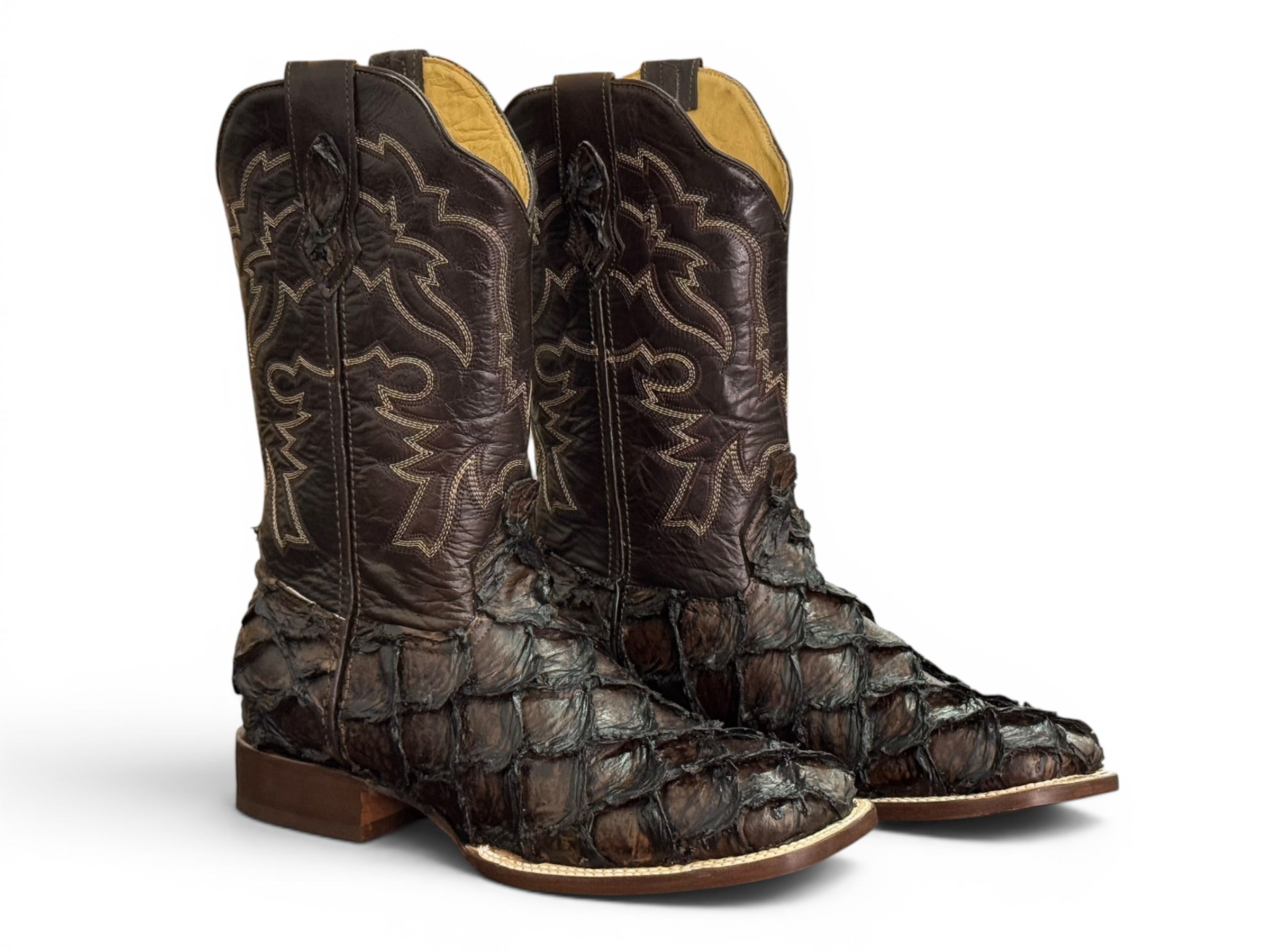 BOTA LR BOOTS GRABADA PESCADO PIRARUCÚ CAFÉ CABALLERO