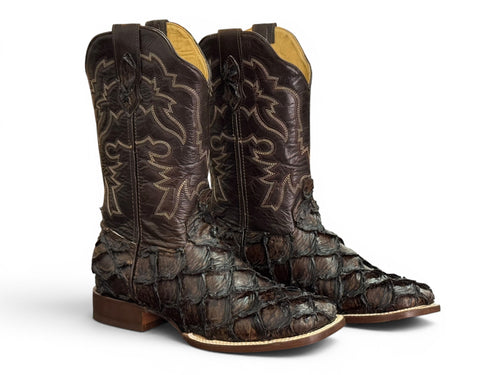 BOTA LR BOOTS GRABADA PESCADO PIRARUCÚ CAFÉ CABALLERO
