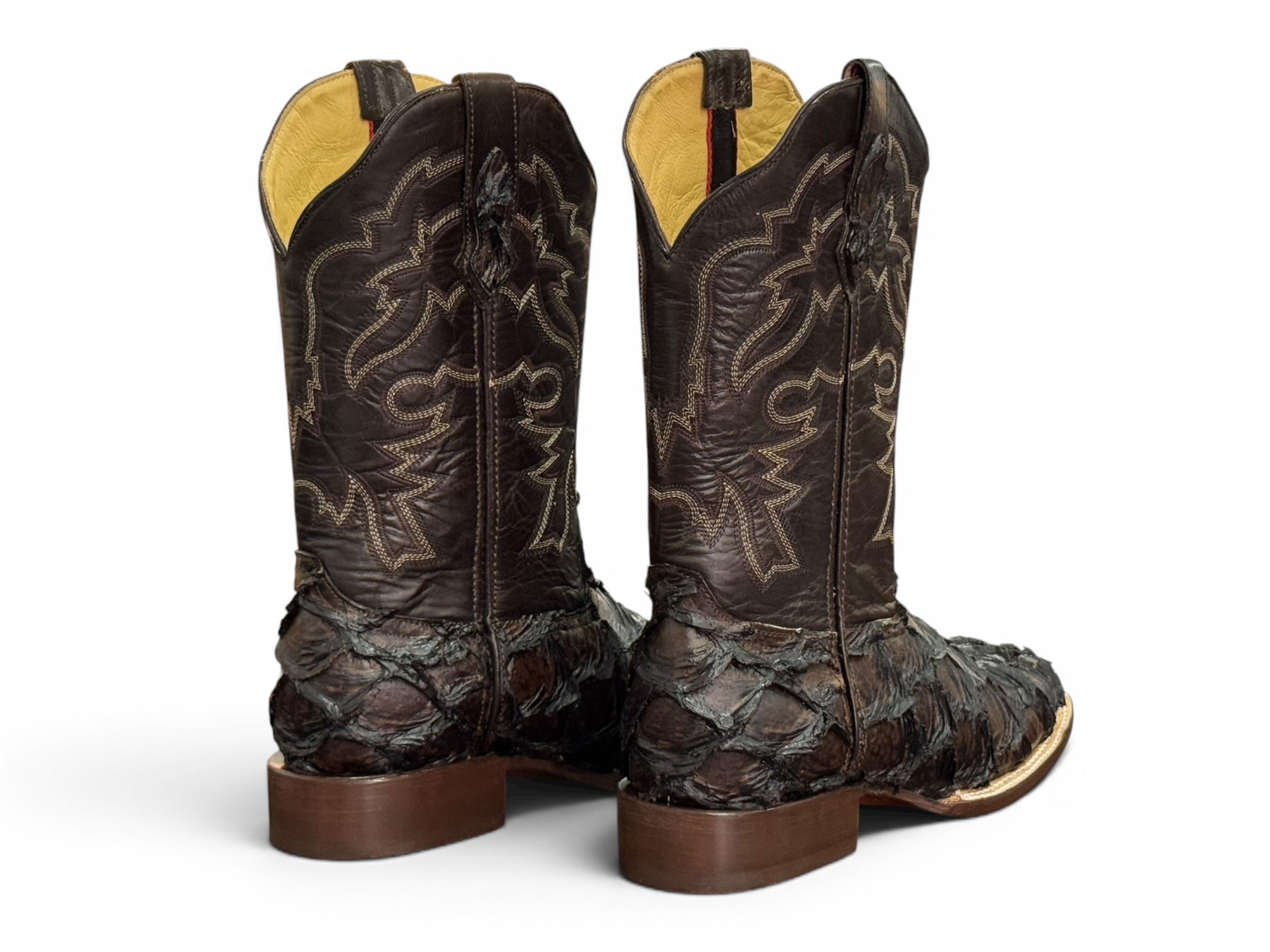 BOTA LR BOOTS GRABADA PESCADO PIRARUCÚ CAFÉ CABALLERO