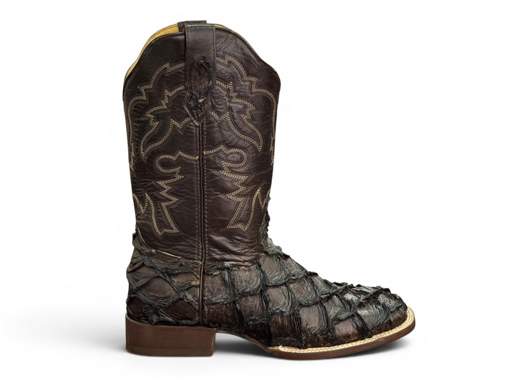 BOTA LR BOOTS GRABADA PESCADO PIRARUCÚ CAFÉ CABALLERO